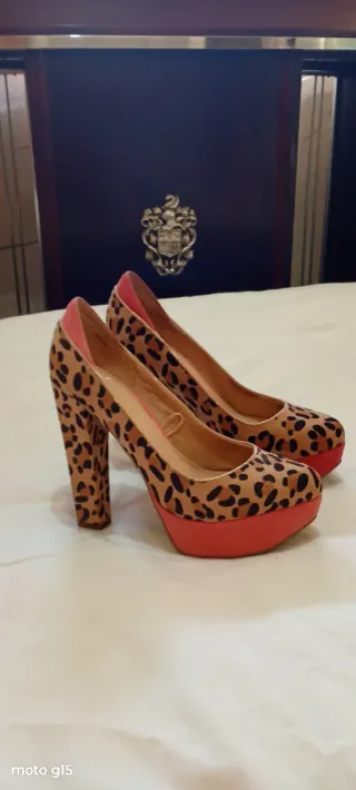 Zapatos tacón animal print rosa T.36 Bershka