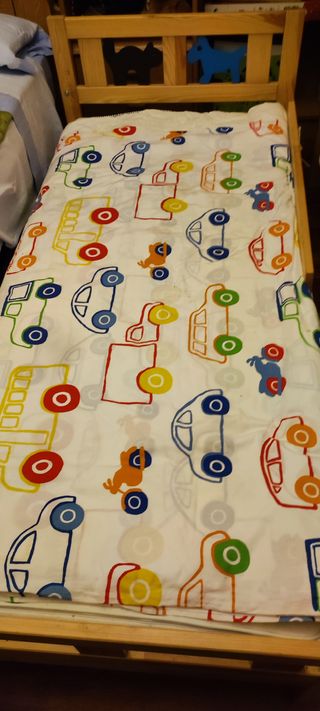 Cama infantil con colchón y edredón