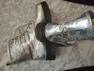 Botas con lentejuelas doradas y plateadas