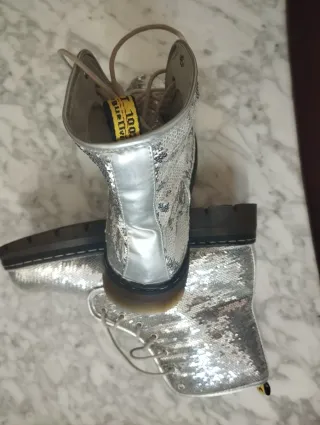 Botas con lentejuelas doradas y plateadas