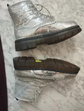 Botas con lentejuelas doradas y plateadas