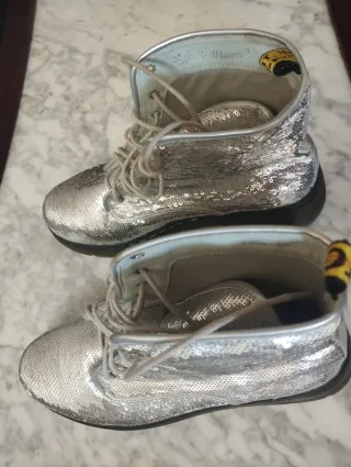 Botas con lentejuelas doradas y plateadas