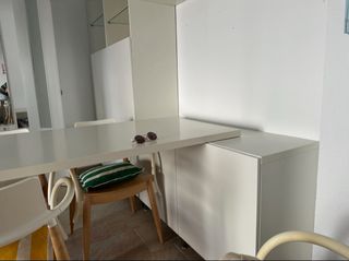Mueble de salón blanco, separable en módulos.