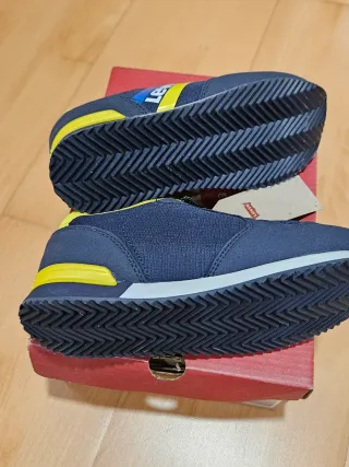 Tenis niño Levi's Navy Yellow Talla 31 sin estrena