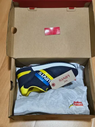 Tenis niño Levi's Navy Yellow Talla 31 sin estrena