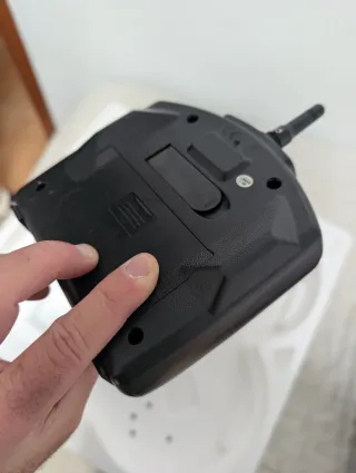 Dron UFO multicolor con hélices rojas