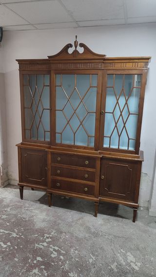 Vitrina de madera con puertas de cristal
