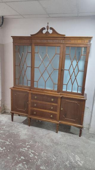 Vitrina de madera con puertas de cristal