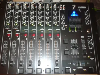 Mesa de mezclas Behringer DX2000USB