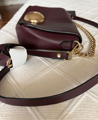 Bolso bandolera efecto piel burdeos Zara