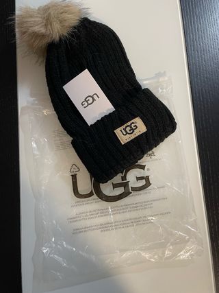 Gorro UGG preto com pompom