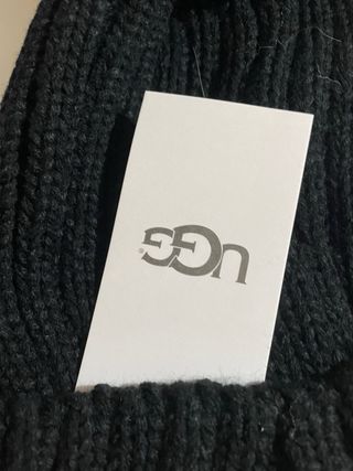 Gorro UGG preto com pompom