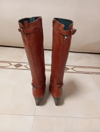 Botas altas de piel marrones