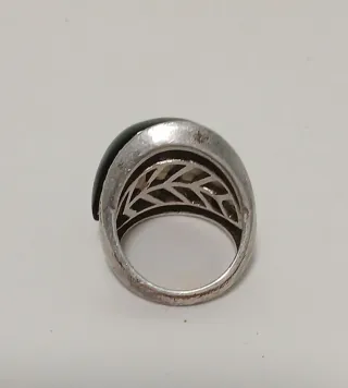 Anillo antiguo con piedra negra y perlas