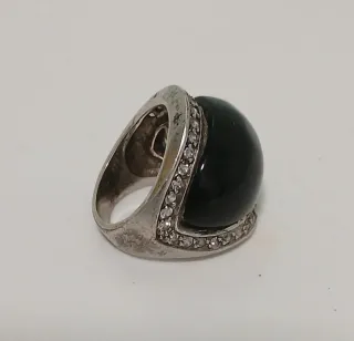 Anillo antiguo con piedra negra y perlas