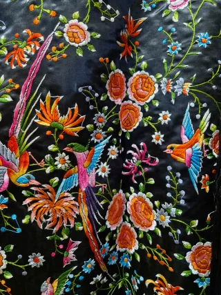 Manton bordado a mano