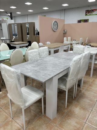 Mesa extensible y 6 sillas polipiel blanco