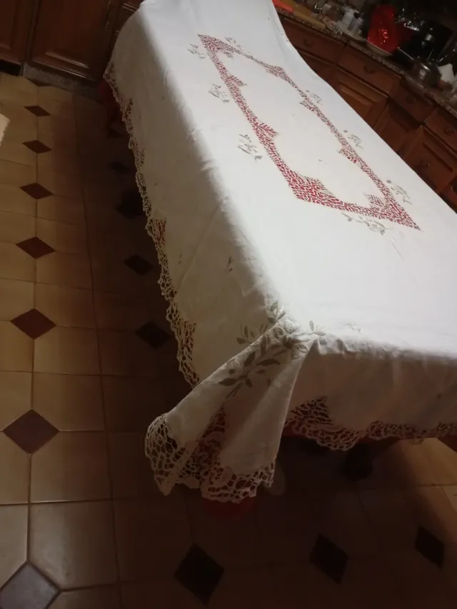 Mantelería de lino bordada a mano y bolillos