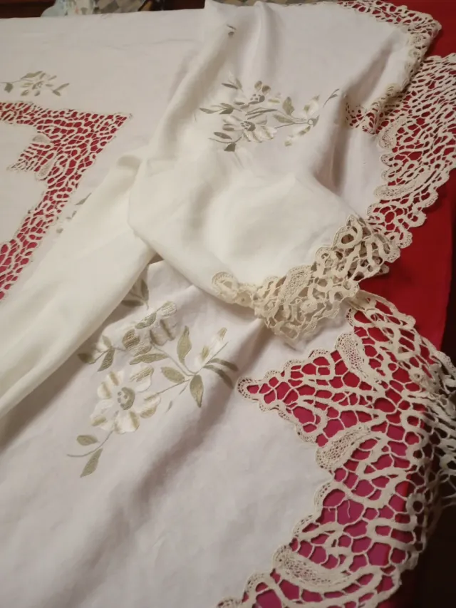 Mantelería de lino bordada a mano y bolillos