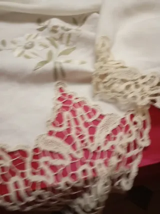 Mantelería de lino bordada a mano y bolillos