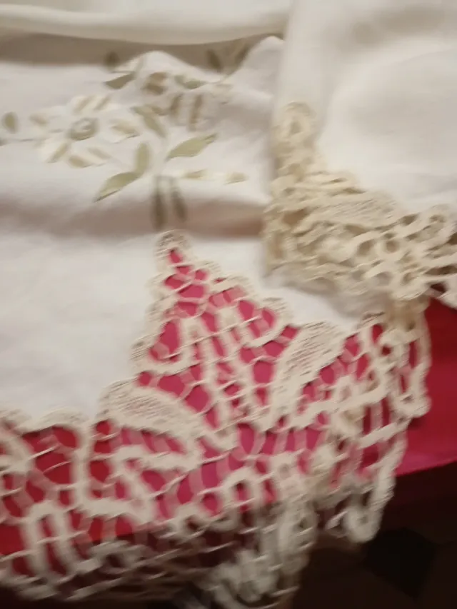 Mantelería de lino bordada a mano y bolillos