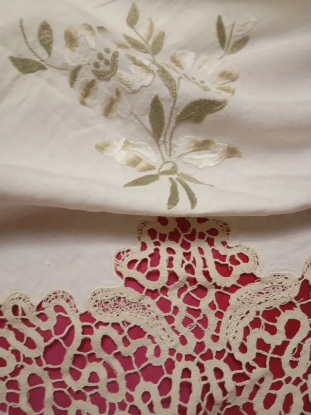 Mantelería de lino bordada a mano y bolillos