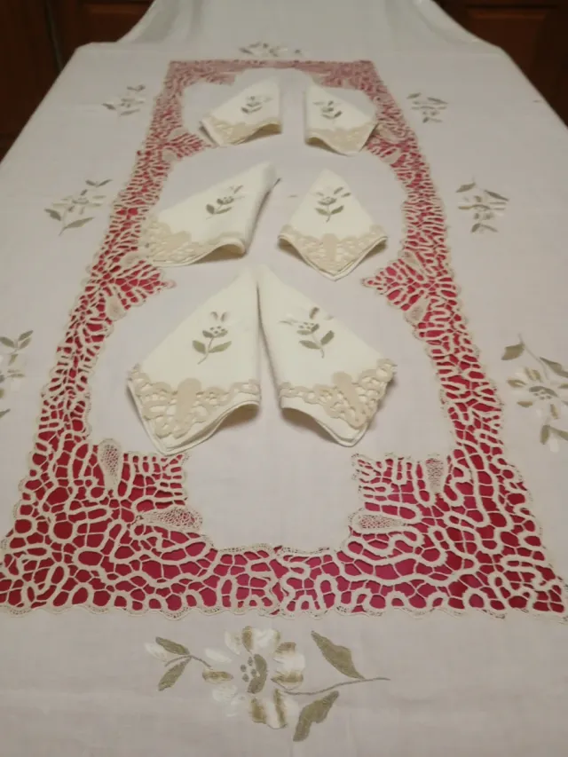 Mantelería de lino bordada a mano y bolillos