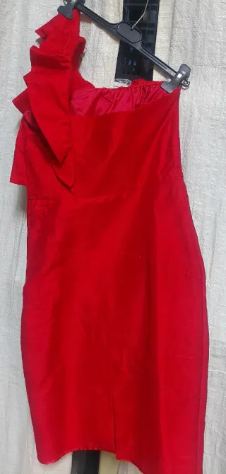 Vestido rojo con volante en hombro
