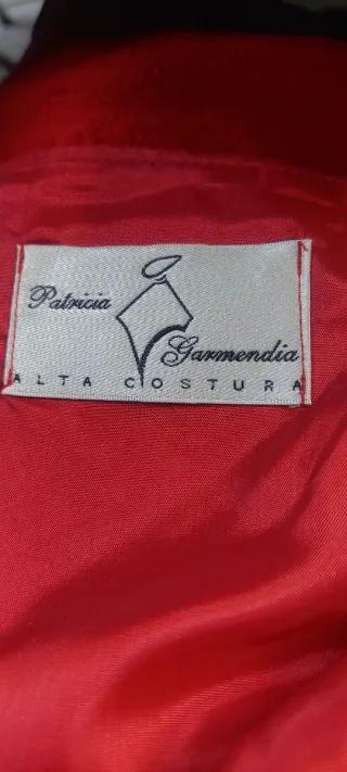 Vestido rojo con volante en hombro
