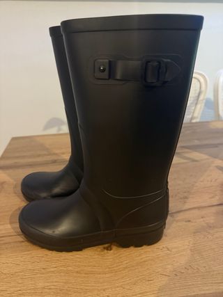 Botas de agua negras con hebilla
