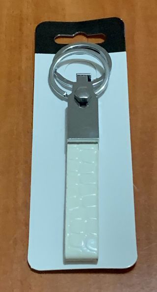 Llavero plateado con detalle blanco