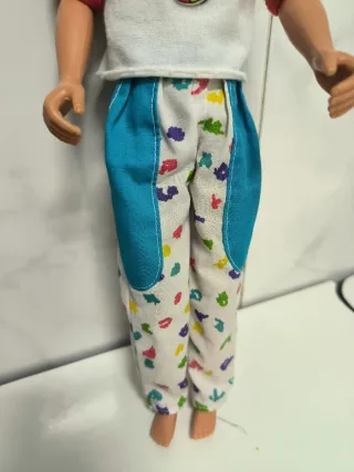 Ken Articulado con Abbigliamento Disney Mickey