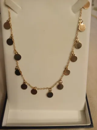 Gargantilla dorada con colgantes circulares