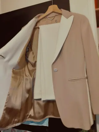 Traje de chaqueta y pantalón beige y blanco