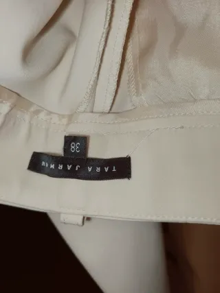 Traje de chaqueta y pantalón beige y blanco