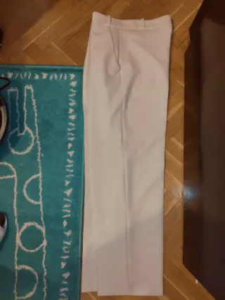 Traje de chaqueta y pantalón beige y blanco