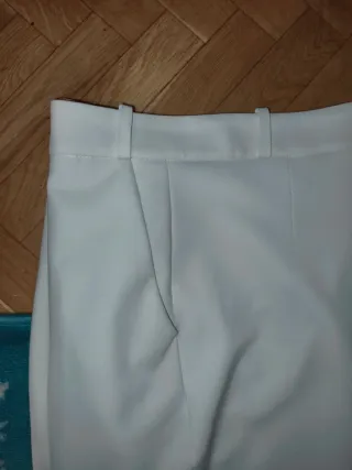 Traje de chaqueta y pantalón beige y blanco