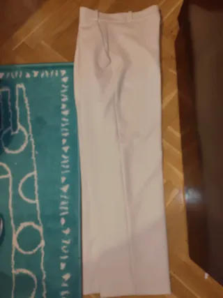 Traje de chaqueta y pantalón beige y blanco