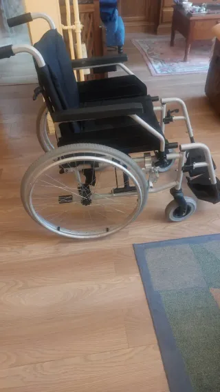 Silla de ruedas, ests nueva. Aguanta hasta 120 kg.