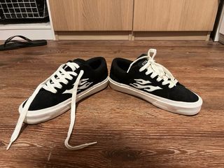 Zapatillas Straye Negras y Blancas