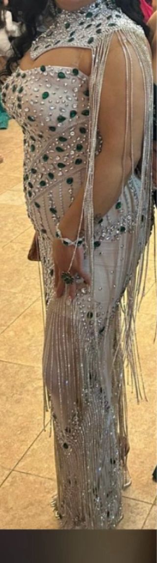 Vestido de fiesta plateado y verde