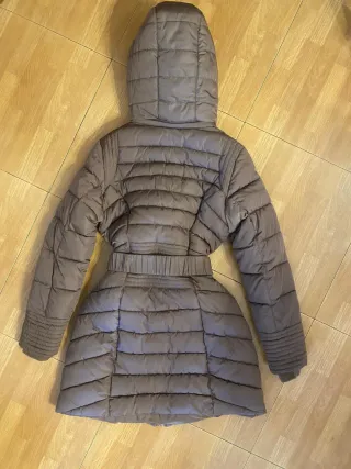 Abrigo acolchado marrón con cinturón