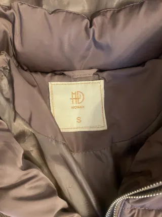 Abrigo acolchado marrón con cinturón