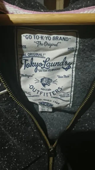 Sudadera gris con texto blanco