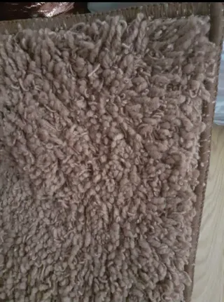 Alfombra de lana beige y marrón