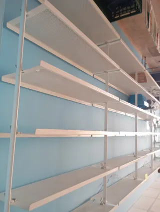 Estanterías metálicas blancas