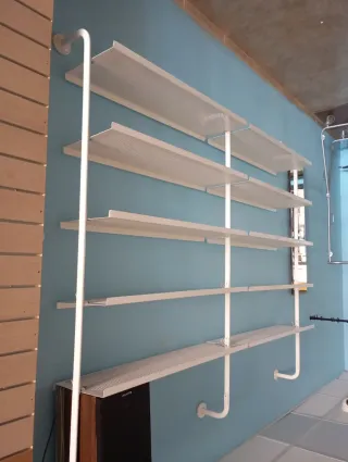 Estanterías metálicas blancas