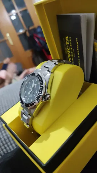 Reloj Invicta Plata y Negro de 37mm