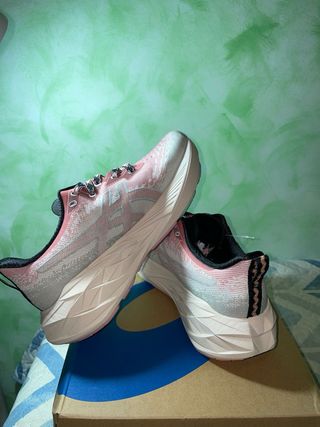 Zapatillas Asics Novablast 4 Rosa/Blanco