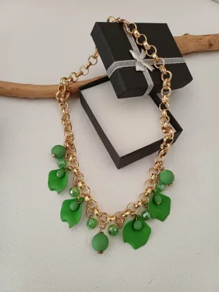 Collana con pendenti verdi e dorati